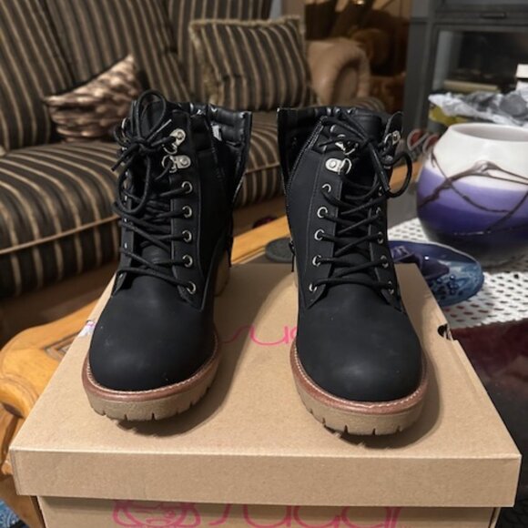 hiking boots - Picture 2 of 4